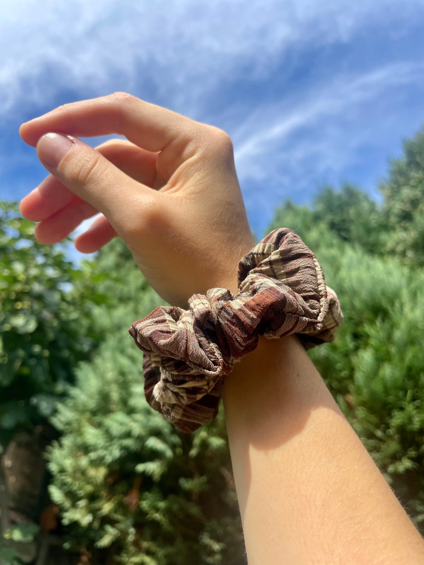 Scrunchie marron à gros carreaux - Upcyclé