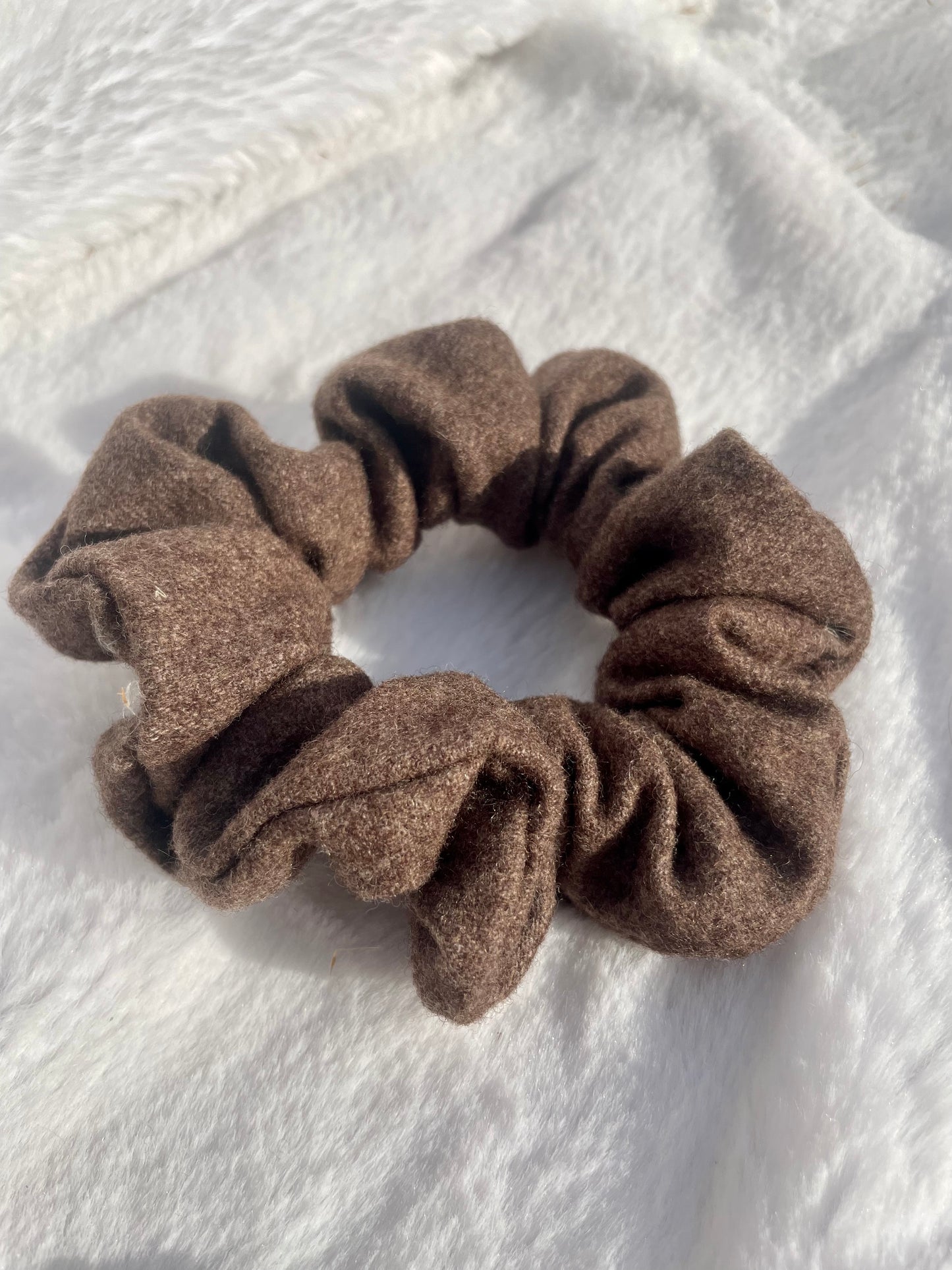 Scrunchie marron en laine - Upcyclé