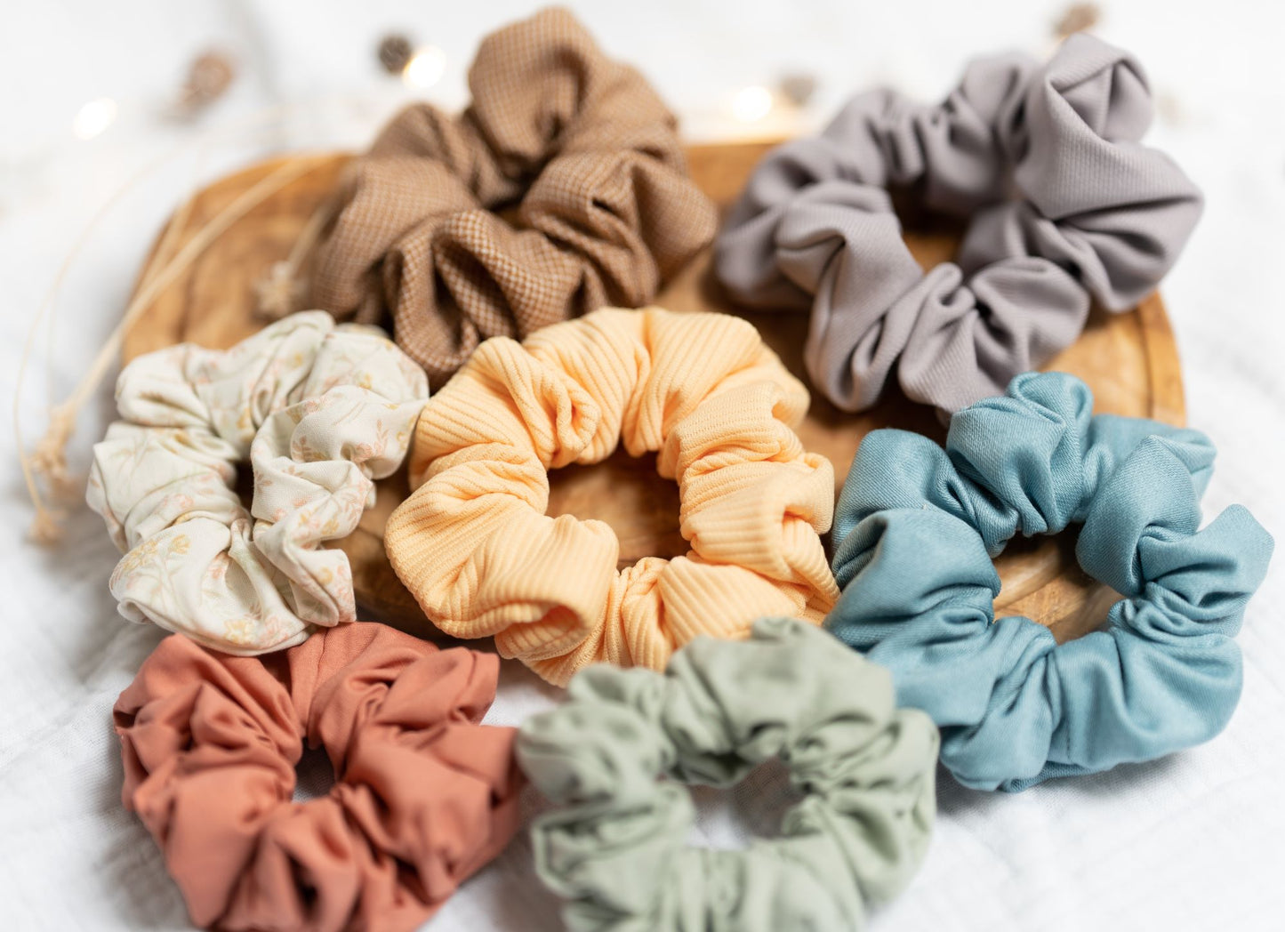 Scrunchie beige, motifs fleuris - Upcyclé