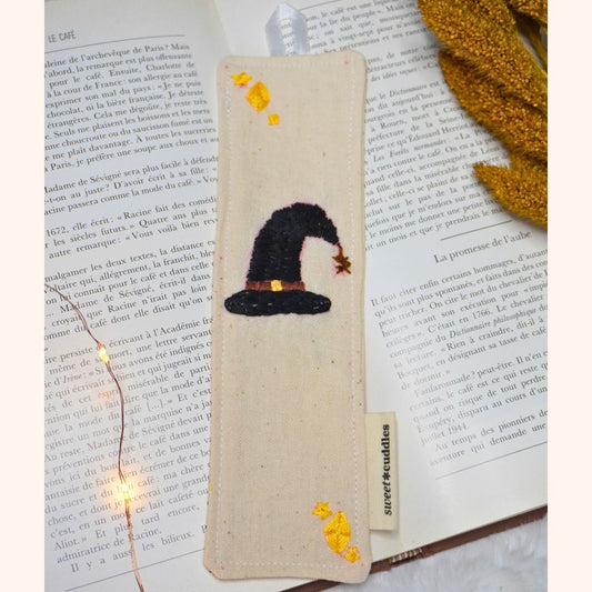 marque page tissu upcyclé brodé à la main écoresponsable chapeau de sorcière et etoiles mignon noire automne halloween cadeau
