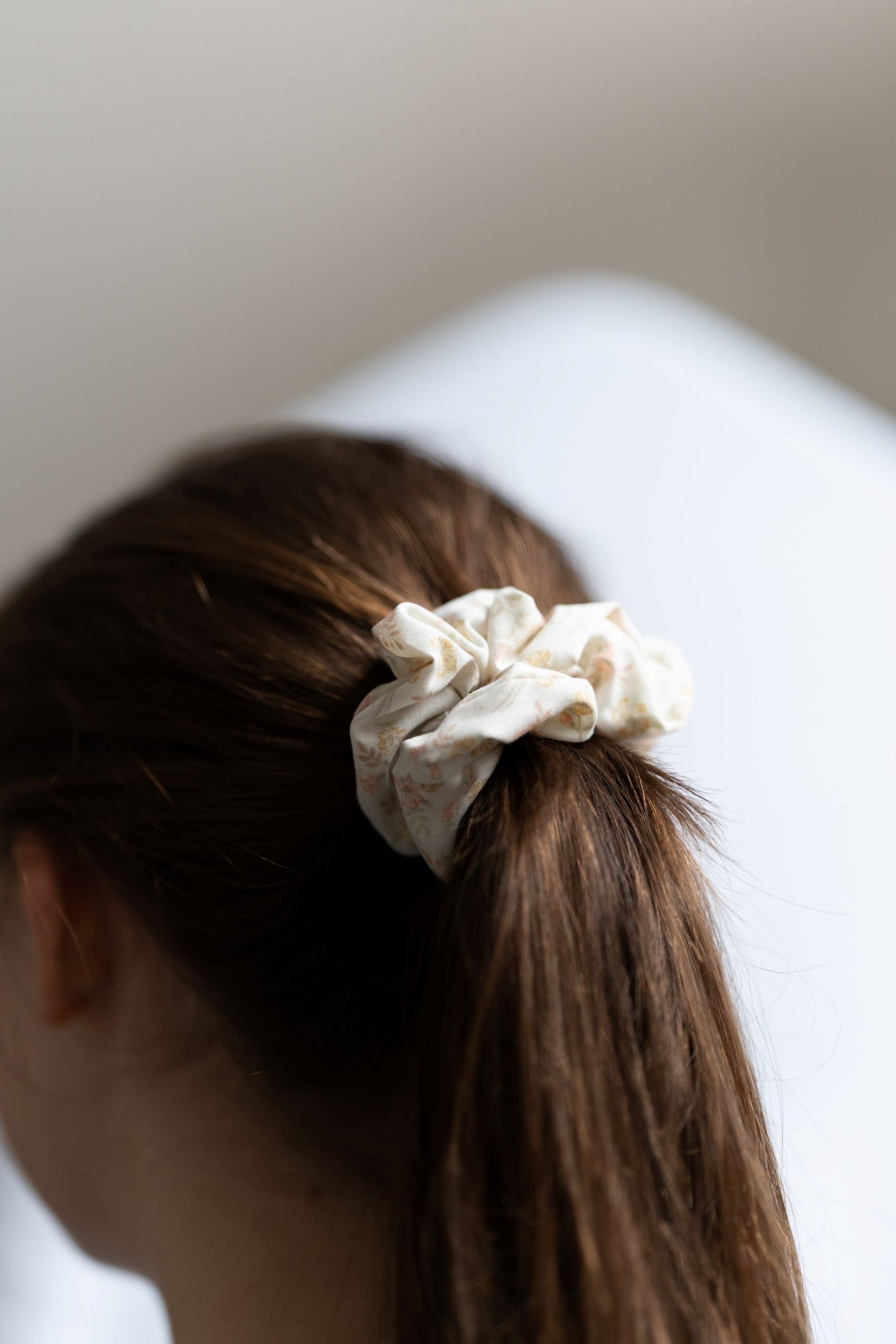 Scrunchie beige, motifs fleuris - Upcyclé