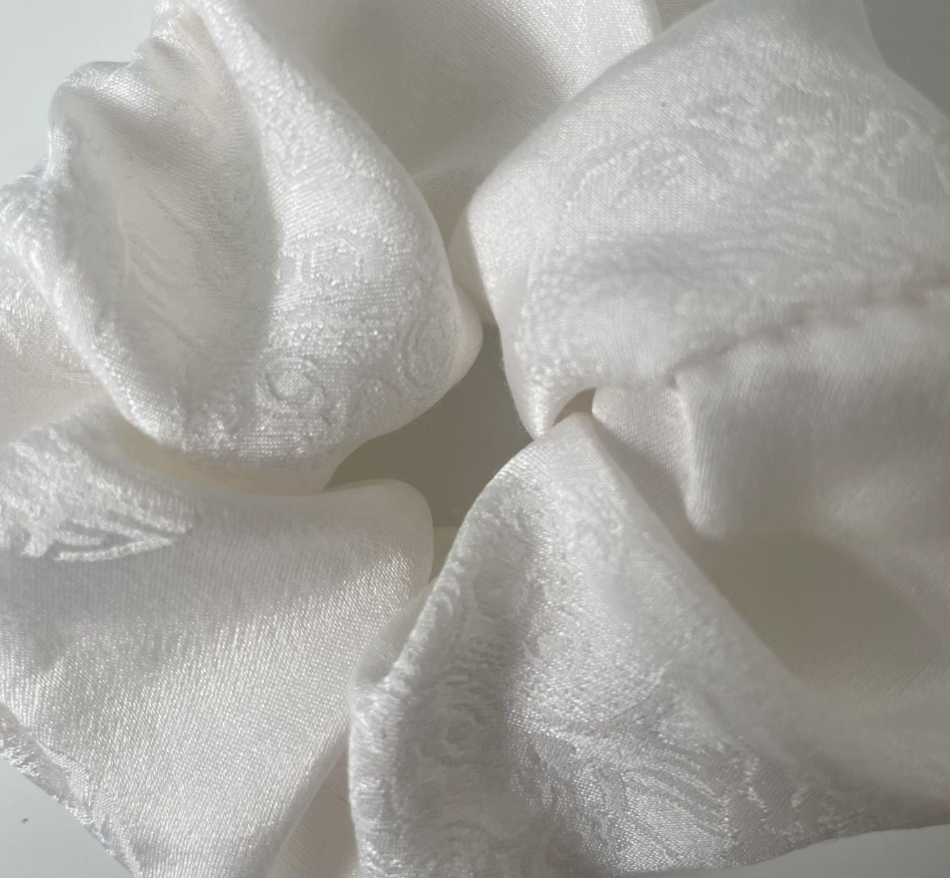 Scrunchie blanc en soie- taille enfant - Upcyclé