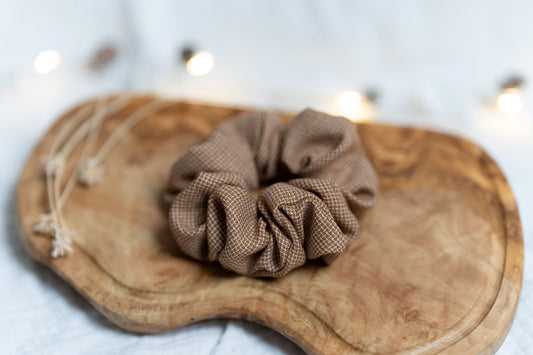 Scrunchie marron à petit carreaux - Upcyclé